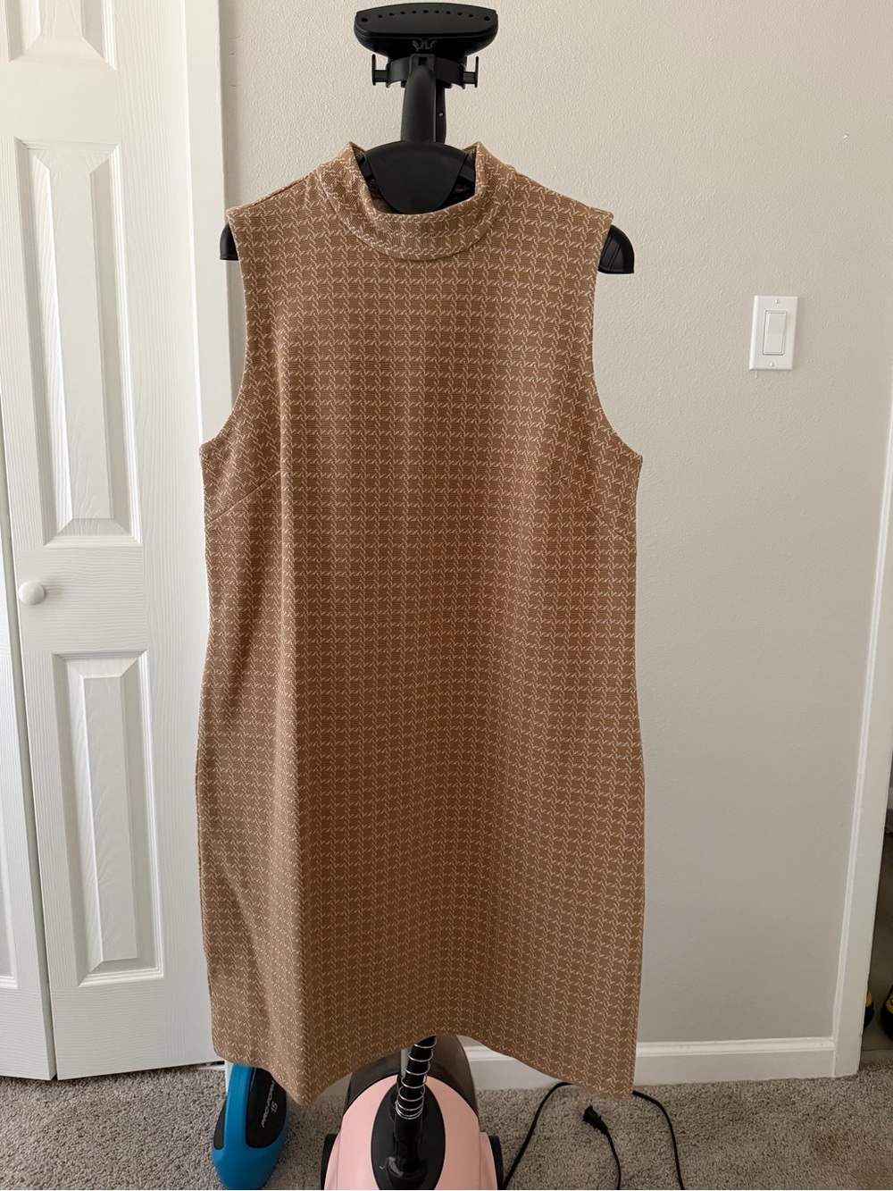 Ann Taylor Sleeveless Camel Houndstooth Textured Shift Dress